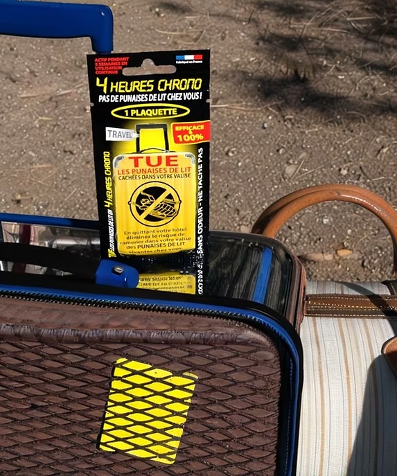 Plaquette 4 Heures Chrono sur valise vintage