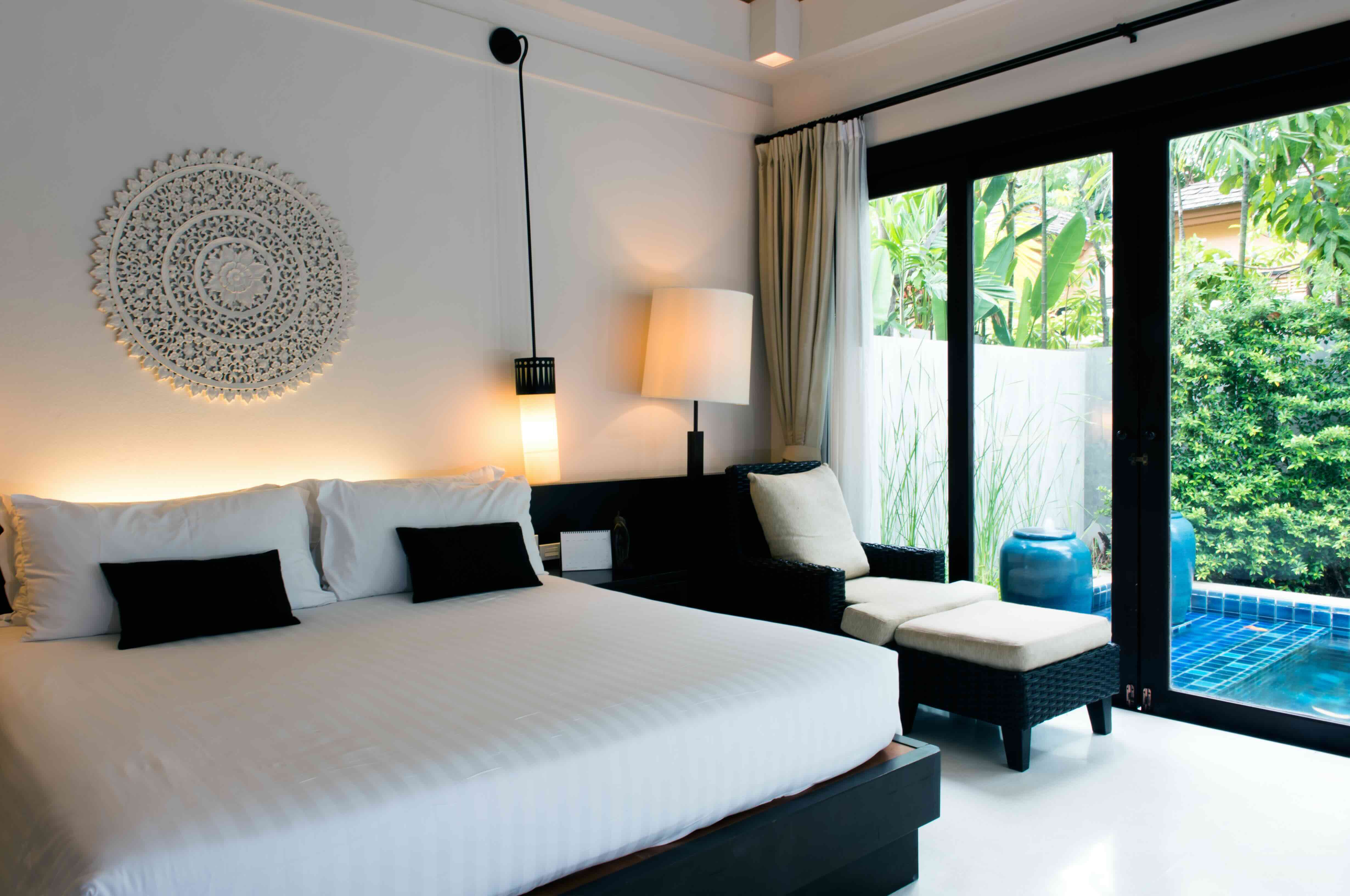 Chambre d'hôtel de luxe avec piscine